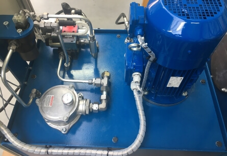 Napęd hydrauliczny prasy do betonu